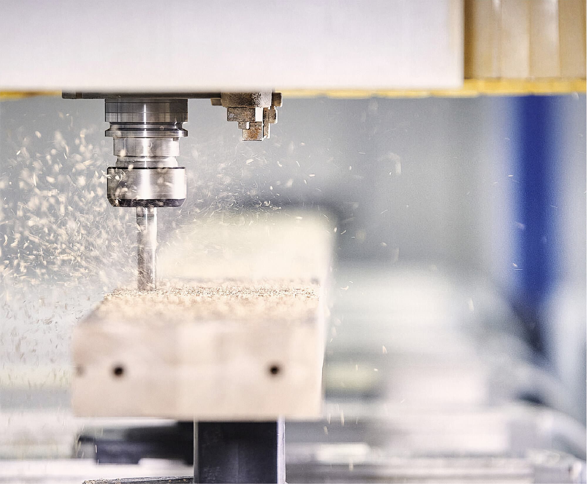 CNC-Fräser bearbeitet ein Eichenkantel, Späne fliegen