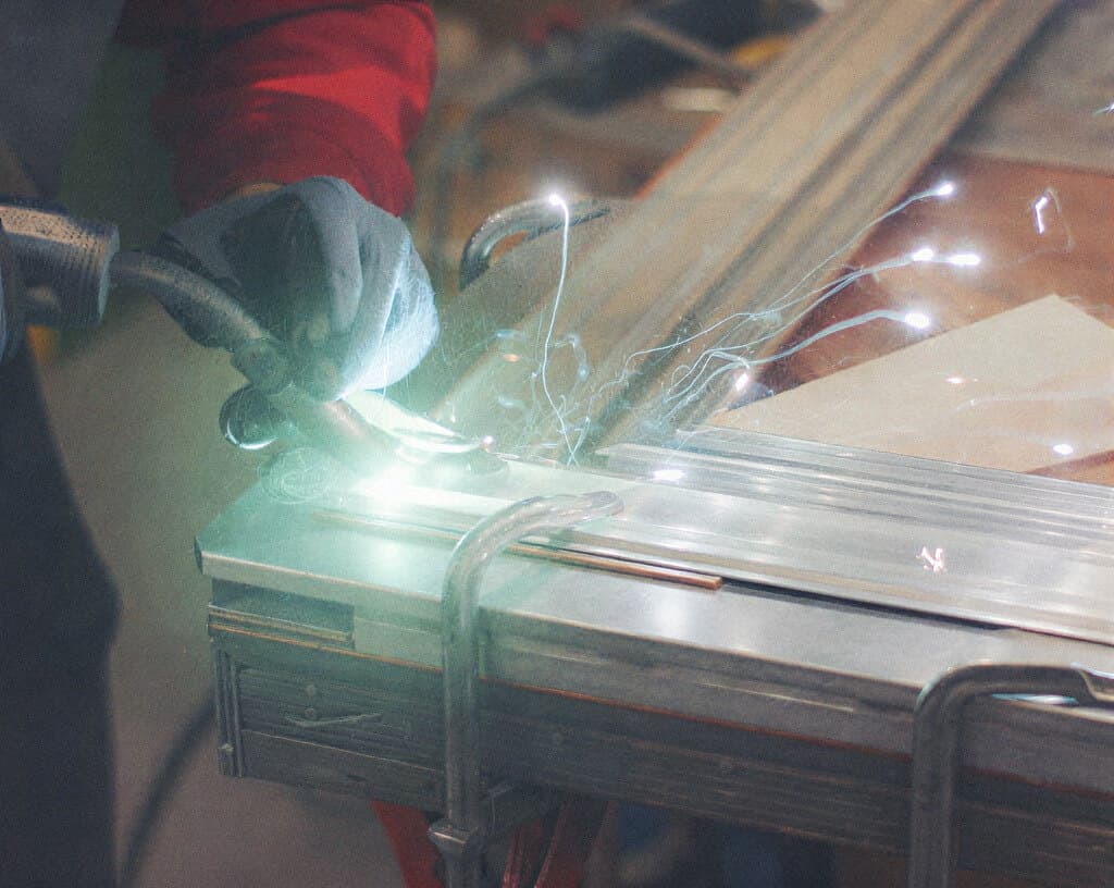 Schweißarbeiten an einem Aluminiumprofil