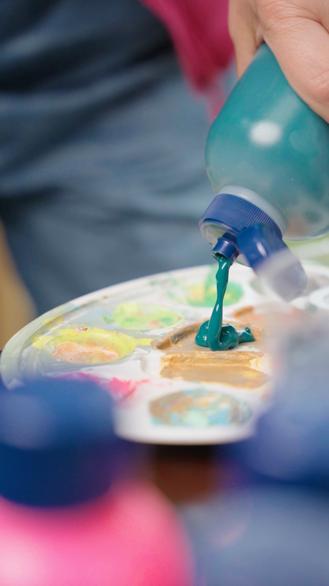 Farbe wird auf Palette gegeben